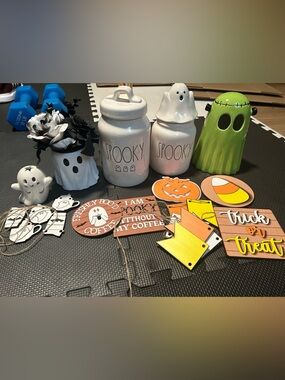 Large Halloween decor lot